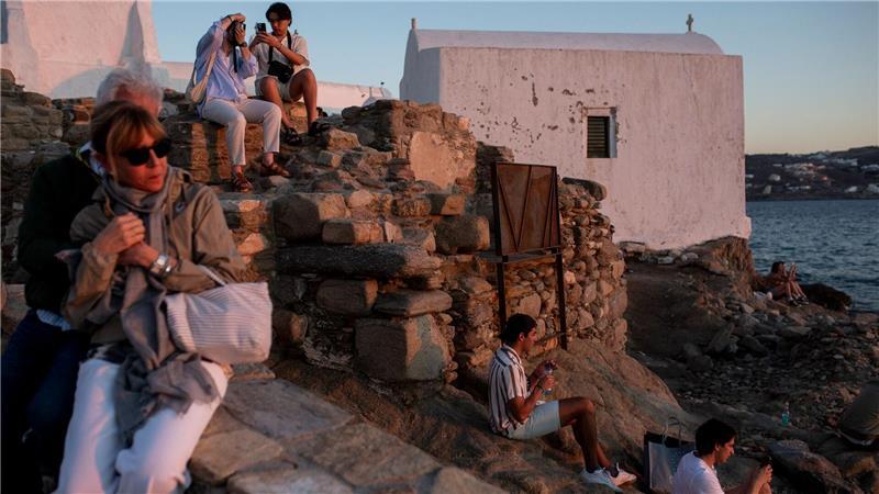 Mittlerweile müssen Touristen auch auf Mykonos 20 Euro Eintritt zahlen.  (Archivbild)