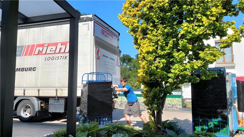 Mittlerweile rollen die Versorgungslaster bei Tante Enso wieder regelmäßig heran, um Lebensmittel zu liefern. Foto: Schoener