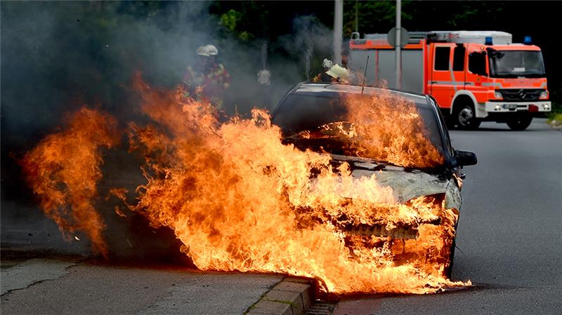 Mittlerweile sind 2611 Elektro-Autos auf den Straßen im Kreis unterwegs, hinzu kommen fast 5150 Hybridfahrzeuge. Das stellt die Feuerwehr vor Herausforderungen. Foto: dpa (Symbolbild)