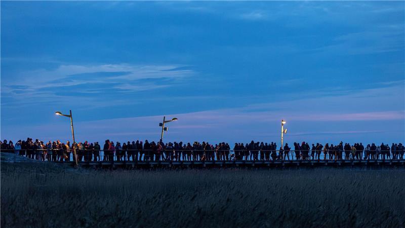 Mittlerweile zieht die Biike auch viele Urlauber an die nordfriesische Küste. (Archivbild)