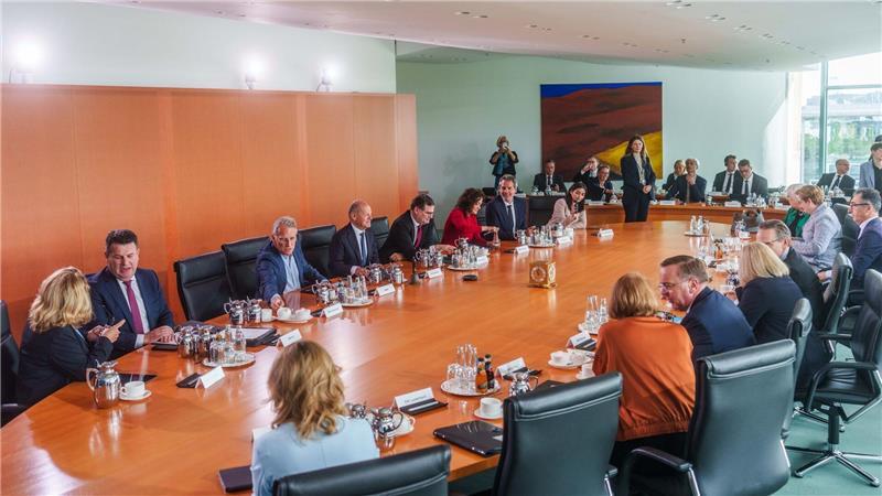 Letzte Runde im Scholz-Kabinett ohne Tränen und Geschenke Mittwochs treffen sich die Ministerinnen und Minister mit dem Kanzler im Kabinettsaal des Bundeskanzleramts.