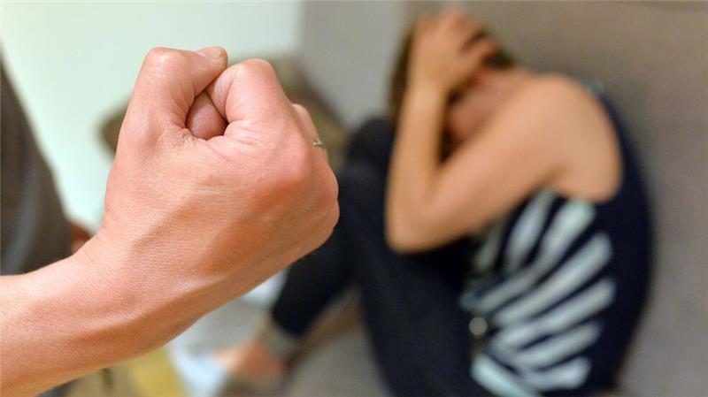 Sozialverband: Frauenhaus-Plätze sollten kostenlos sein Mitunter müssen Frauen für einen Platz im Frauenhaus bezahlen. (Symbolbild)