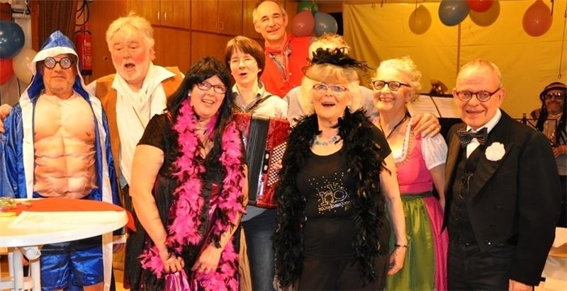 Mitwirkende der Fastnacht rund um den Veranstalter und Moderator Bodo Kromus (rechts) sorgten für ausgelassene Stimmung im Gemeindehaus. Nicht nur bei der Kostümwahl bewiesen viele der Teilnehmer Selbstironie. Foto Lankuttis
