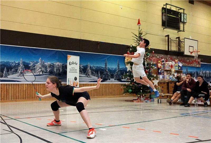 Mixeddoppel: Carolin Lorenzen und Hai Phi vom Buxtehuder SV beim letzten Weihnachtsturnier in Buxtehude. Foto: Verein