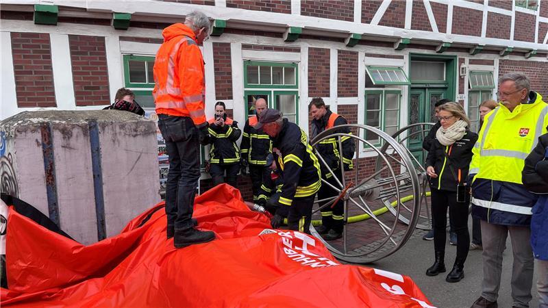 Probelauf mit Erfinder: Mobildeich schützt die Moorender vor Hochwasser Mobildeich-Erfinder Dr. Walter Wagenhuber erläutert die Funktion.