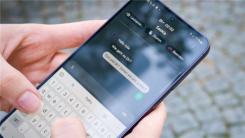 Eine Frau schreibt auf einem Smartphone eine Real-Time-Text-Nachricht.