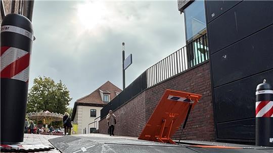 Mobile Durchfahrtssperren wie hier an der Steilen Straße sollen Jahrmarktbesucher in der Stader Innenstadt vor möglichen Amokfahrten schützen.