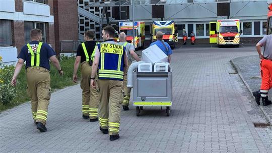 Mobile Klimageräte des Katastrophenschutzes wurden von der Feuerwehr im Elbe Klinikum Stade installiert.