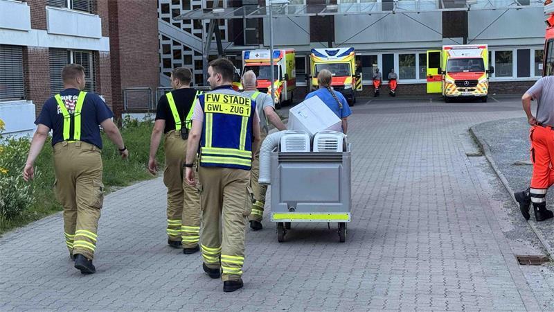 Mobile Klimageräte des Katastrophenschutzes wurden von der Feuerwehr ins Elbe Klinikum Stade gebracht.