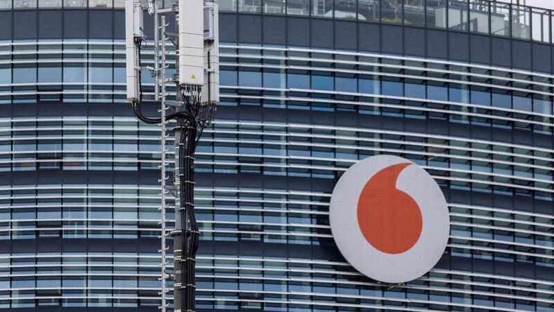 Vodafone will 5G-Handynetz verbessern Mobilfunkantennen von Vodafone sind vor der Deutschlandzentrale installiert: Der Telekommunikationsanbieter will sein Handynetz in Deutschland weiter ausbauen.