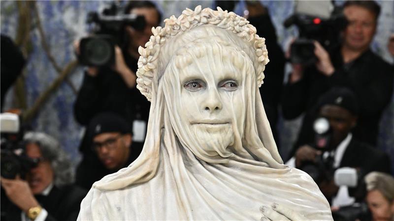 Model Heidi Klum erschien verkleidet als Statue zur Met-Gala. 