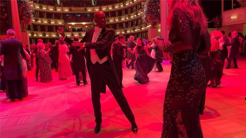 Opernball glitzert ohne Lugner mit Sternchen statt Stars Model und „Supertalent“-Juror Bruce Darnell legt eine heiße Sohle aufs Parkett.
