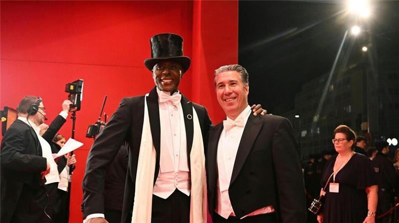 Opernball glitzert ohne Lugner mit Sternchen statt Stars Model und TV-Persönlichkeit Bruce Darnell (L) fühlt sich auf dem roten Teppich ganz zu Hause.