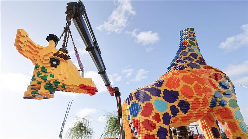 Bilder des Tages Modellbauer arbeiten an der finalen Arbeiten an einer lebensgroßen Lego-Giraffe auf dem Chicagokai vor dem Westfield Hamburg-Überseequartier in der Hafencity.