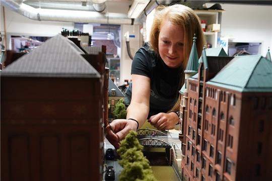 Modellbauerin Tanja Schlabitz arbeitet in der Werkstatt des Miniatur Wunderlands an der Speicherstadt. Die gelernte Tischlerin und Zeichnerin arbeitet im Miniatur Wunderland in der Abteilung Modellbau und ist für die Erneuerung der Speicherstadt zuständig. Foto: Marcus Brandt/dpa