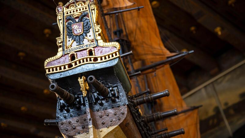 20 Jahre Welterbe Bremen – Von einer geheimen Bar bis zur Schatzkammer Modelle von Kriegsschiffen hängen in der Oberen Rathaushalle vom Bremer Rathaus.