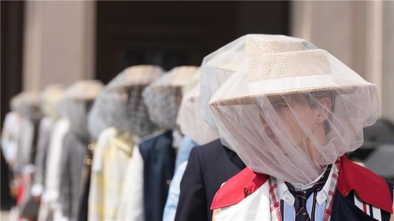 Models tragen in Mailand Kreationen aus der neuen Frühjahr/Sommer-Kollektion von Tom Browne.