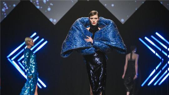 Models zeigen Kreationen von Designer Kilian Kerner in der Verti Music Hall.