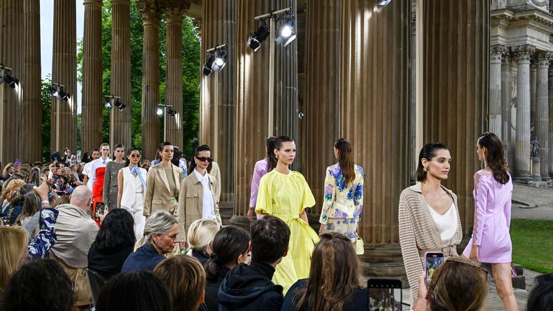 Models zeigen eine neue Kollektion vom Label Marc Cain.