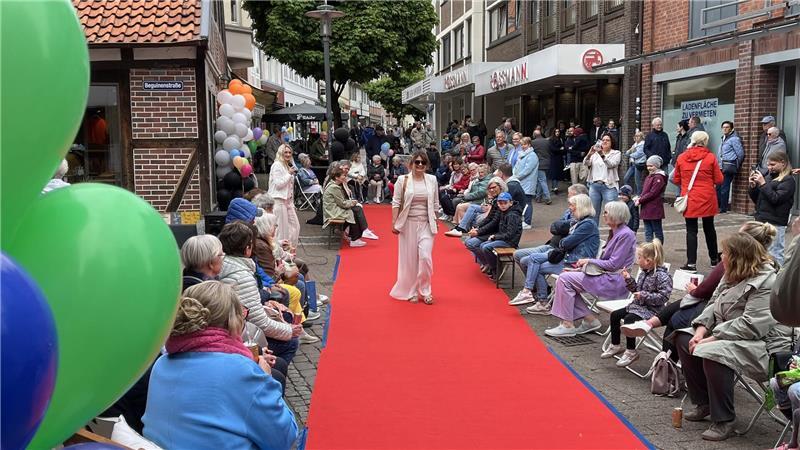 Modenschau mit rotem Teppich in der Holzstraße.