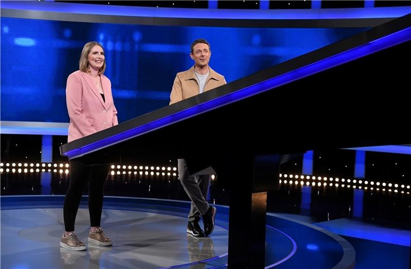 Das erlebte eine Staderin als Quizshow-Kandidatin bei „Gefragt - Gejagt“ Moderator Alexander Bommes mit der Kandidatin Tabea Plitzkat im Studio. Fotos: ARD/Uwe Ernst