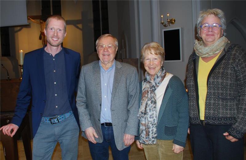 Moderator Dominik Steinbeißer (von links), Mitarbeiter von Bibel-TV, mit Wolfgang und Elke Breithaupt und Cornelia Ogilvie.
