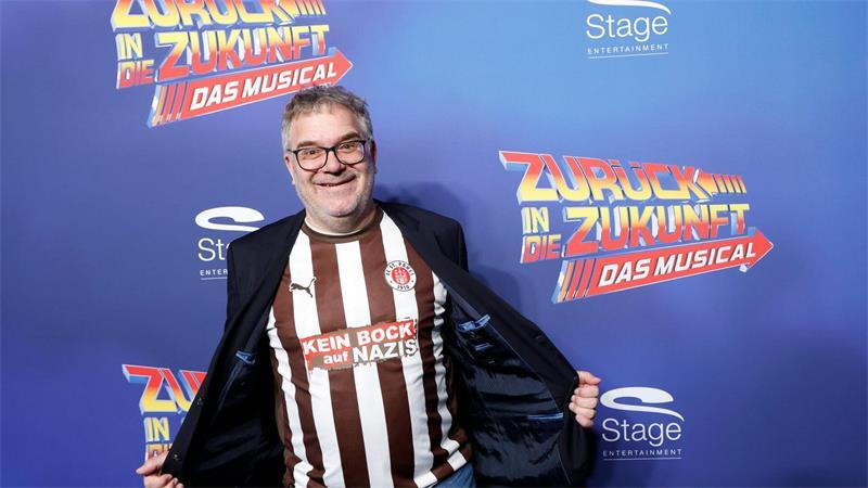 Moderator Elton gibt ein Gastspiel in Hamburg und tritt als Schulleiter Strickland im Musical „Zurück in die Zukunft auf“. Das hat ihm so gut gefallen, dass er drei weitere Tage übernimmt. (Archivbild)