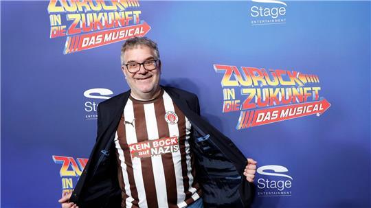 Moderator Elton zeigte sich auf dem Roten Teppich und wird demnächst auch eine Gastrolle in dem Musical übernehmen. (Archivbild)
