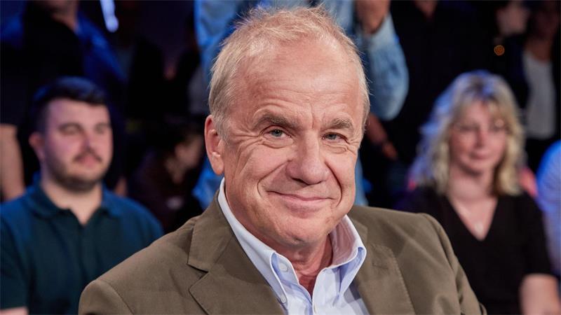Moderator Hubertus Meyer-Burckhardt sitzt vor der Aufzeichnung der „NDR Talk Show“ auf der Bühne.