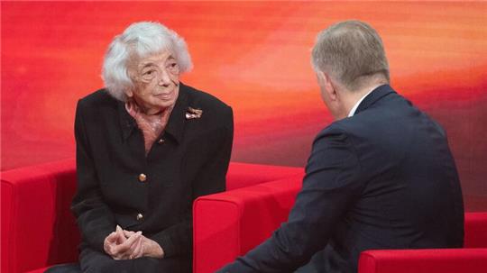 Moderator Johannes B. Kerner spricht während der TV-Spendengala „Ein Herz für Kinder“ mit der Holocaust-Überlebenden Margot Friedländer.