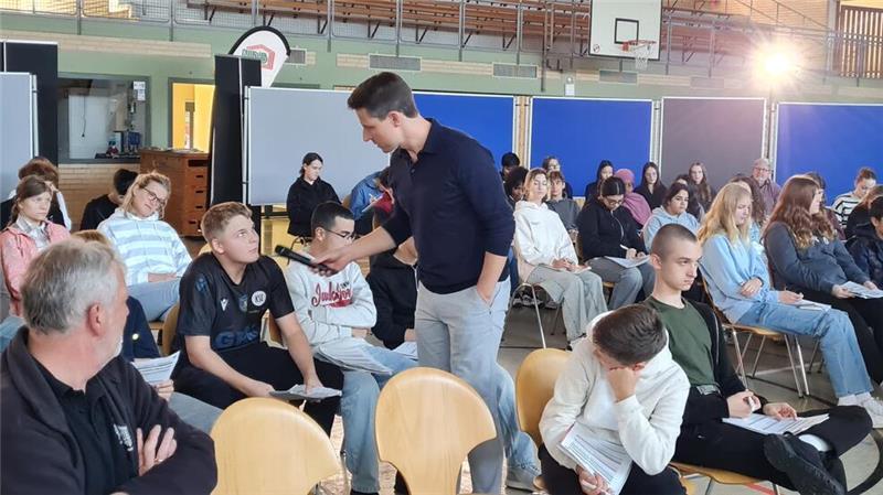 Moderator Mark Schober bezog immer wieder die Schüler mit ein.