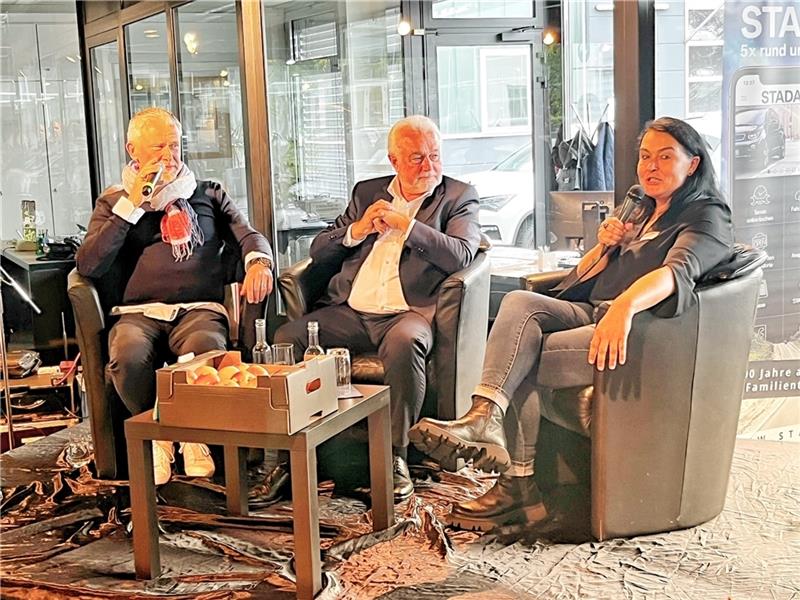 Moderator Martin Kummerow, Wolfgang Kubicki und Esther Deppe-Becker beim Talk im Stadac-Autohaus. Foto: Richter