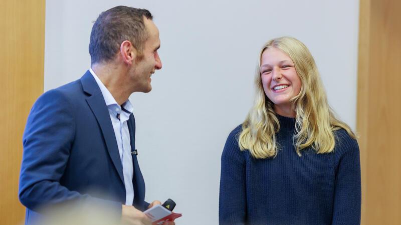 Moderator Nihat Sagir im Gespräch mit Greta Pauli.