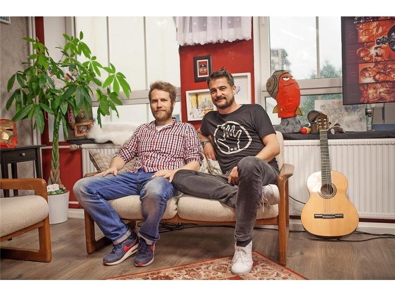 Moderator Nils Bomhoff (links) und Geschäftsführer Arno Heinisch (rechts) im Studio ihrer Show „MoinMoin“ des Senders Rocket Beans TV . Philipp Hannappel