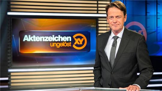 Moderator Rudi Cerne im Studio der Sendung „Aktenzeichen XY... ungelöst“.