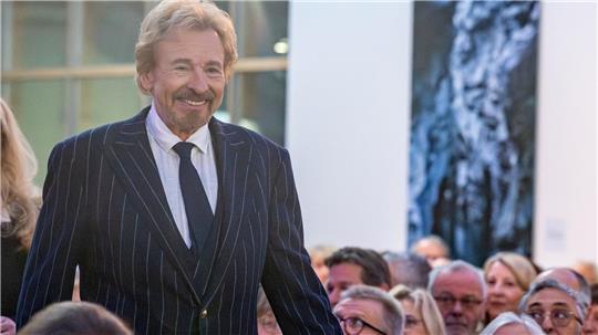 Moderator Thomas Gottschalk will sich nach einem Abschied aus dem TV-Geschäft für mindestens ein Jahr aus der Öffentlichkeit zurückziehen und reisen. (Archivbild)