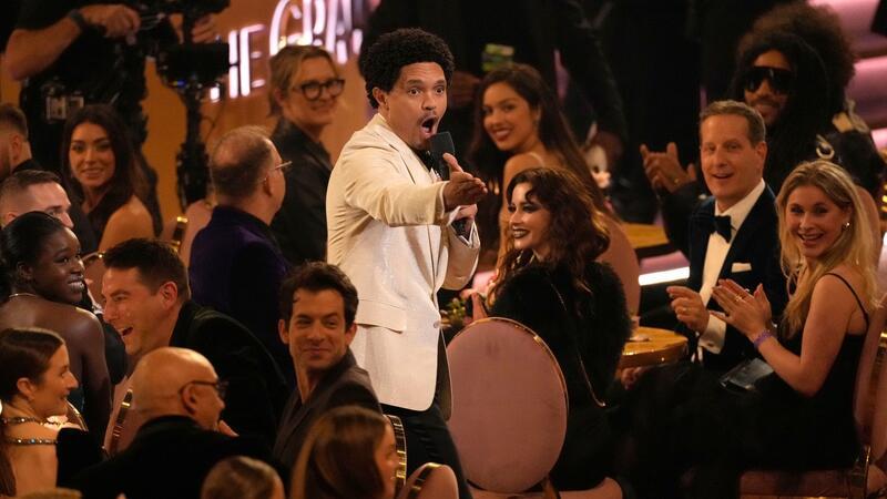 Taylor Swift schreibt mit viertem Album Grammy-Geschichte Moderator und Comedian Trevor Noah: „Der größte Abend der Musik ist immer noch jünger als Amerikas nächster Präsident“.