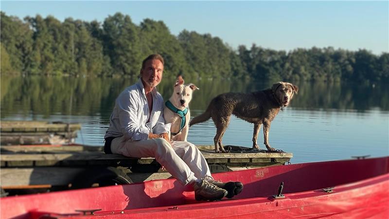 Das geht ins Herz: So kam Tierheim-AmStaff Ares zu TV-Star Jochen Bendel Moderator und Hundeprofi Jochen Bendel hat den American Staffordshire Terrier Snoopy, ehemals Ares, aus dem Tierheim Cuxhaven adoptiert. Foto: Privat