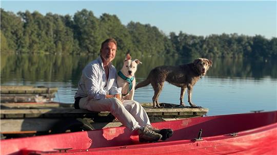 Moderator und Hundeprofi Jochen Bendel hat den American Staffordshire Terrier Snoopy, ehemals Ares, aus dem Tierheim Cuxhaven adoptiert. Foto: Privat