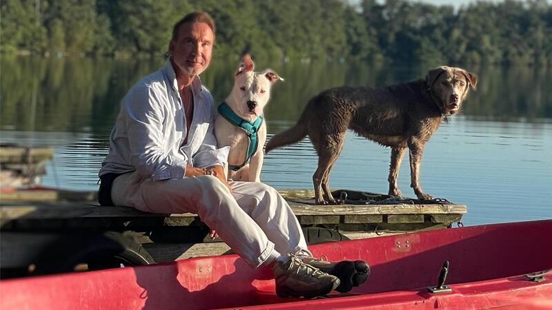 Explodierende Hundesteuer: Ein Promi setzt sich zur Wehr Moderator und Hundeprofi Jochen Bendel hat den American Staffordshire Terrier Snoopy aus dem Tierheim Cuxhaven adoptiert.