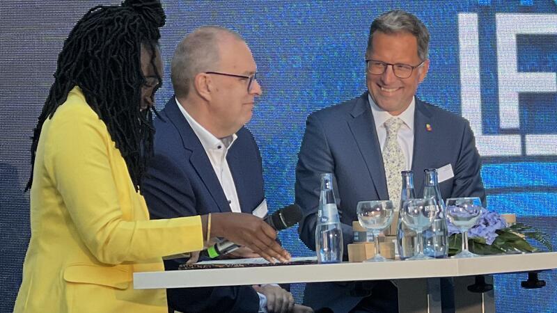 Rekordzeit beim Stader Energiehafen: So soll es jetzt überall laufen Moderatorin Alexandra Antwi-Boasiako im Gespräch mit den Landräten Thorsten Krüger und Kai Seefried (rechts).
