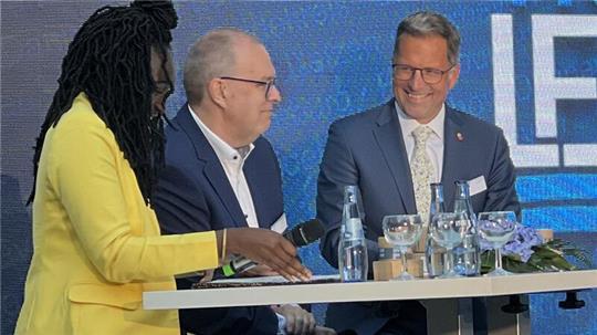 Moderatorin Alexandra Antwi-Boasiako im Gespräch mit den Landräten Thorsten Krüger und Kai Seefried (rechts).
