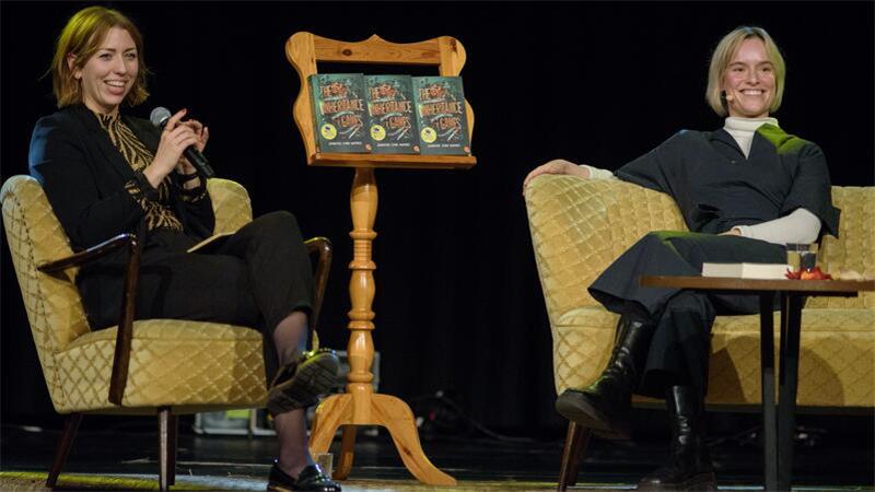 Buxtehuder Bulle: Verleihung ohne Gewinnerin Jennifer Lynn Barnes Moderatorin Anne Sauer hatte die Hörbuchsprecherin Leonie Landa an ihrer Seite. Die gab Kostproben aus dem Buch und hielt auch die Laudatio.