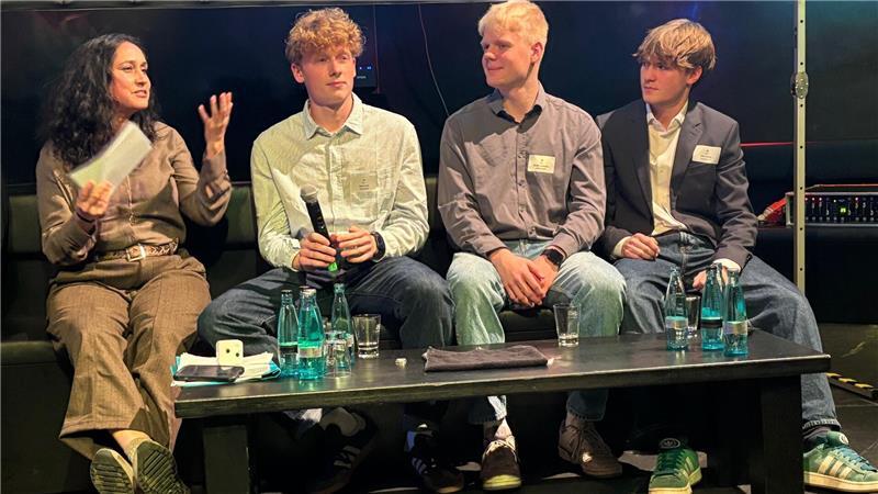 Gründerstar 2025: Das sind die besten Geschäftsideen im Kreis Stade Moderatorin Anping Richter im Gespräch mit den Nachtrettern Bent Kolck (von links), Mattis Köhlmann und Elias Weber. Der pfiffige Lieferdienst gewinnt den Gründerstar-Sonderpreis in der Kategorie „Junges Unternehmertum“.