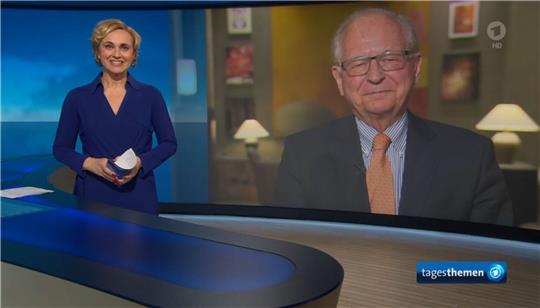 Moderatorin Caren Miosga 2022 beim Interview mit Wolfgang Ischinger.