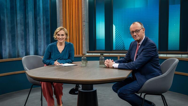 Moderatorin Caren Miosga mit ihrem ersten Gast, CDU-Chef Friedrich Merz.