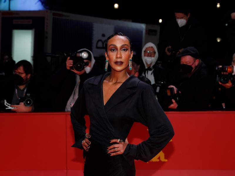 Moderatorin Hadnet Tesfai kommt zur Preisverleihung. Foto: Gerald Matzka/dpa