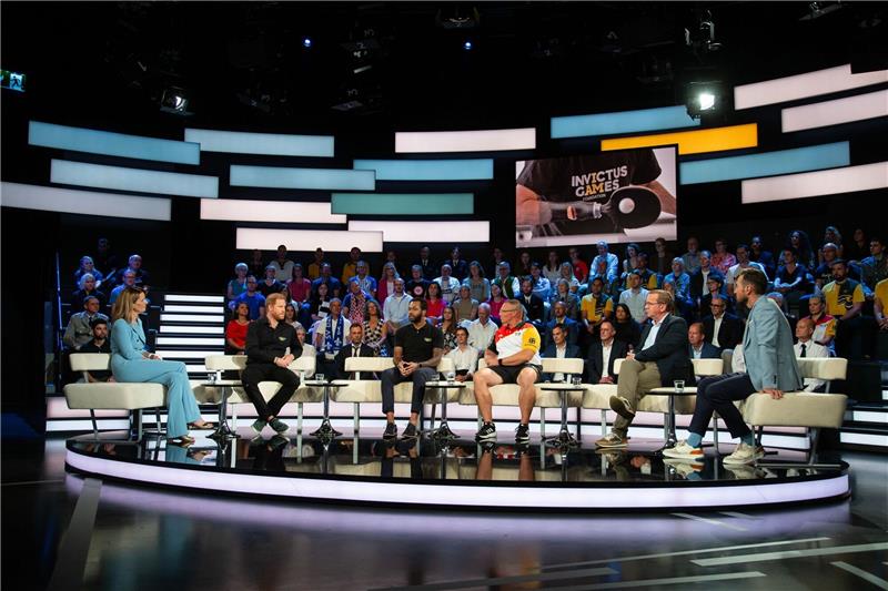 Moderatorin Katrin Müller-Hohenstein mit ihren Gästen im ZDF-«Sportstudio» (v.l.): Prinz Harry, Angelo Anderson, Jens Niemeyer, Boris Pistorius und Sven Voss.