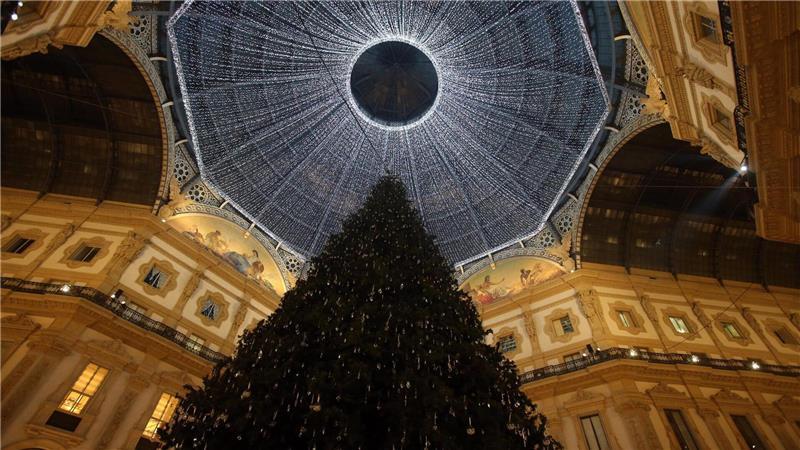 Moderne Inszenierung in Mailands berühmter Einkaufsgalerie: Der Weihnachtsbaum - hier im Dezember 2016 - wird glamourös mit LED-Lichtern beleuchtet und luxuriösen Ornamenten von Marken wie Cartier oder Swarovski verziert. (Archivbild)