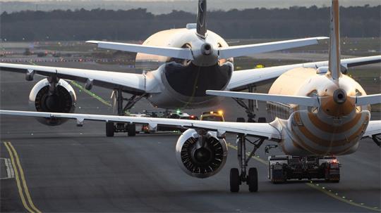 Moderne Jets kommen mit weniger Kerosin aus als ihre Vorgänger. (Symbolbild)